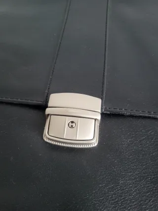 Maletín de piel negro