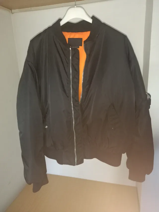 Chaqueta bomber negra naranja hombre