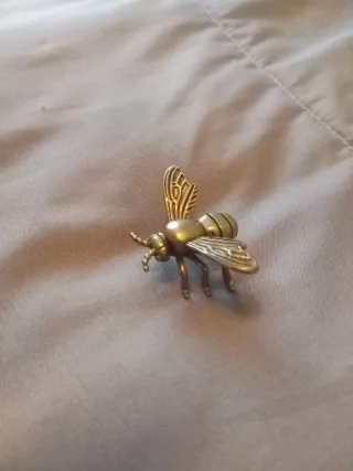 Abejas de latón decorativas