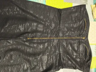 Vestido NAF NAF negro sin tirantes.