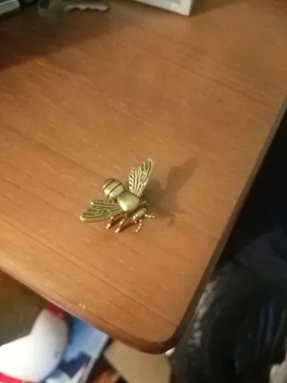 Abejas de latón decorativas
