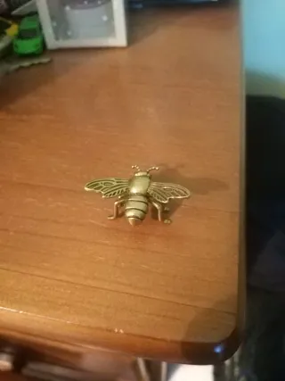 Abejas de latón decorativas