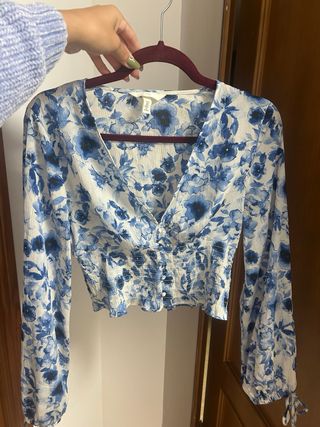 Top H&M floral azul y blanco
