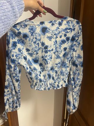 Top H&M floral azul y blanco