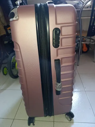 Maleta de viaje rosa y. Azul