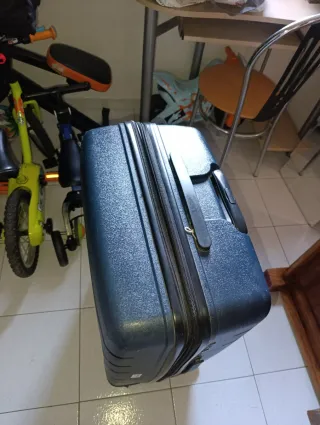 Maleta de viaje rosa y. Azul