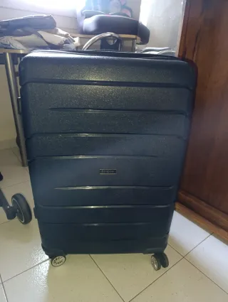 Maleta de viaje rosa y. Azul