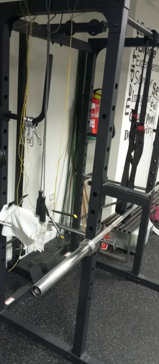 Rack Adidas con Barra Olímpica