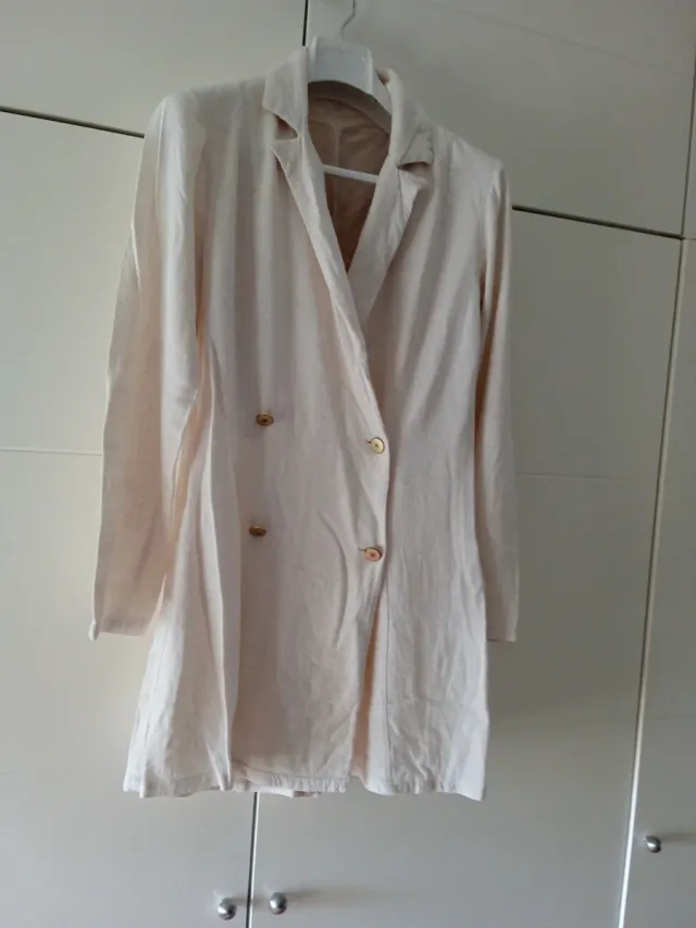 Blazer pantalón beige.