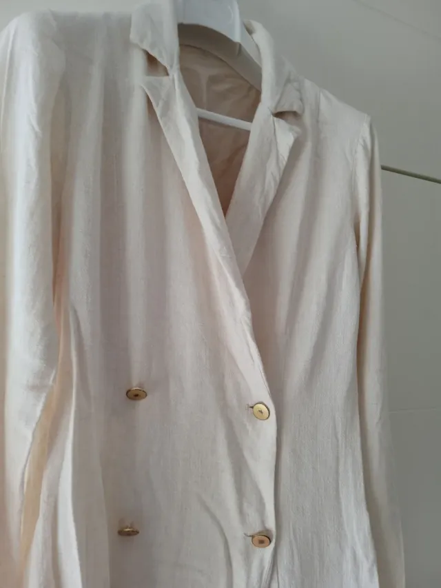 Blazer pantalón beige.