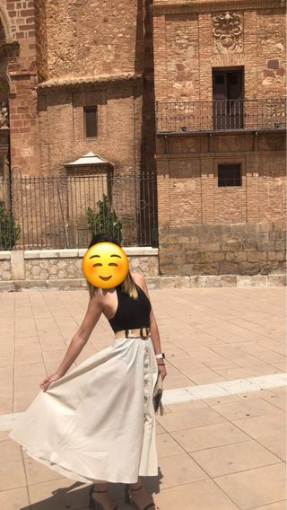 Falda midi beige con botones marrones