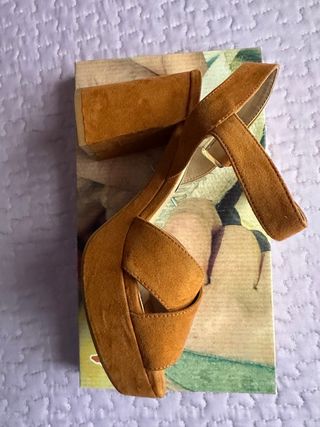 Sandalias de tacón marrón