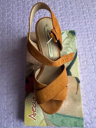 Sandalias de tacón marrón