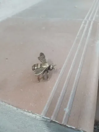 Abeja de latón decorativa