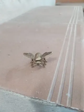 Abeja de latón decorativa