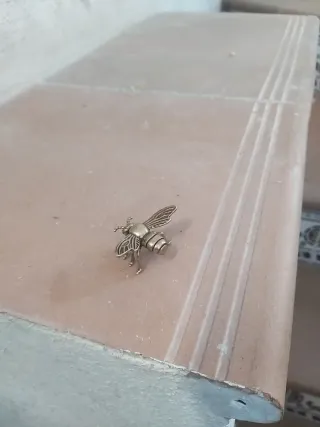 Abeja de latón decorativa