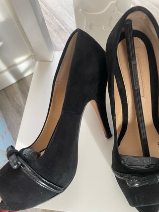 Zapatos de tacón peeo toe negros