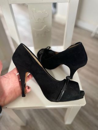 Zapatos de tacón peeo toe negros