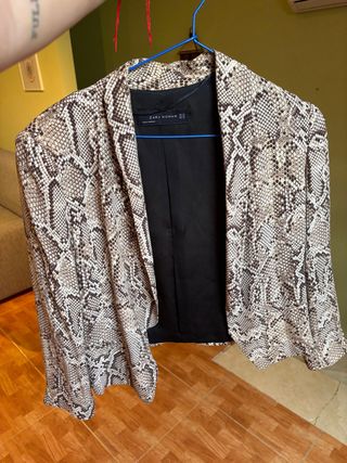 Blazer Zara estampado serpiente