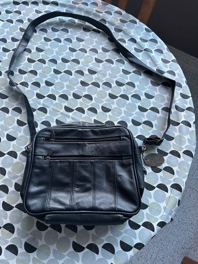 Bolso de cuero negro sin estrenar