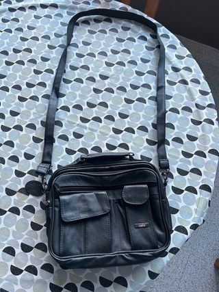 Bolso de cuero negro sin estrenar