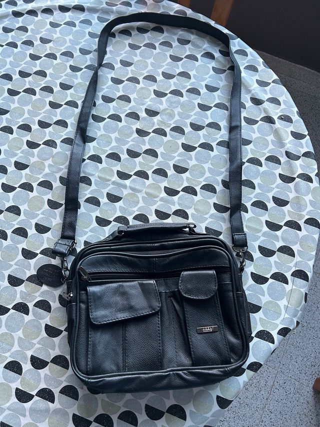 Bolso de cuero negro sin estrenar