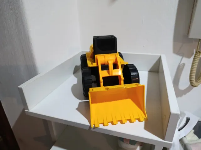 Camión de juguete amarillo