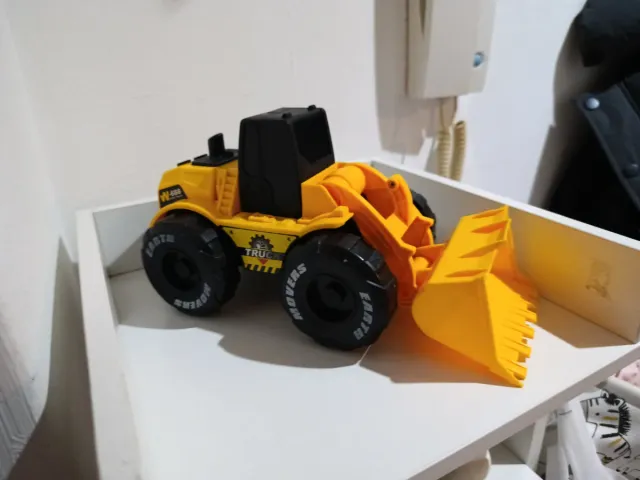 Camión de juguete amarillo