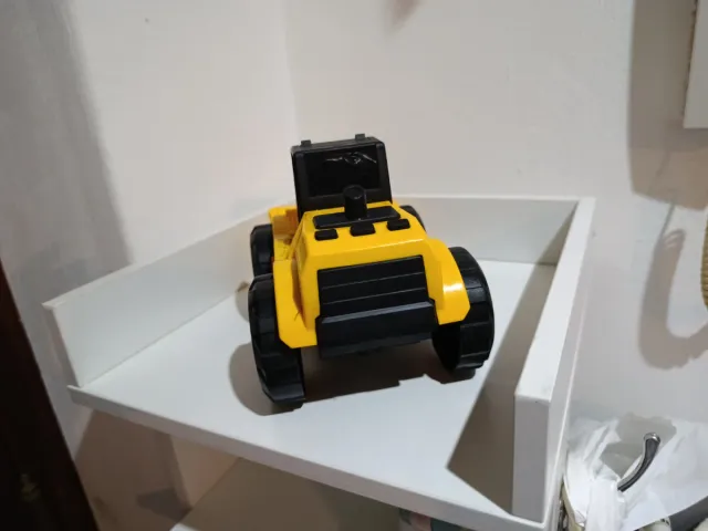 Camión de juguete amarillo