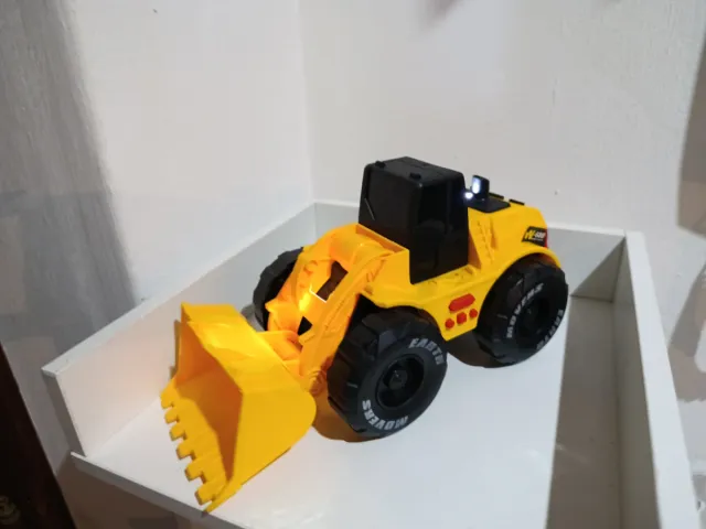 Camión de juguete amarillo