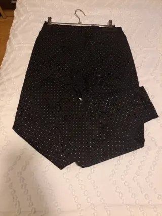 Pantalones Stradivarius negros con lunares