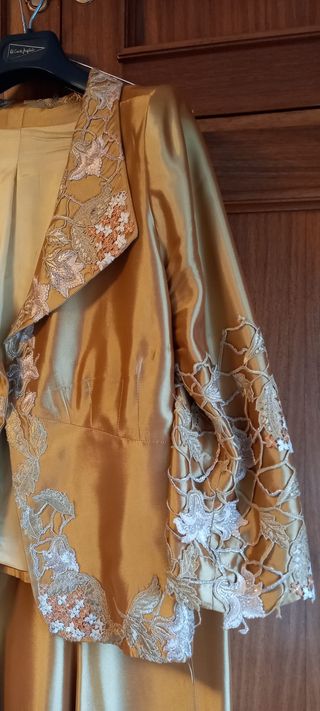 Traje de fiesta dorado mujer. Madrina boda