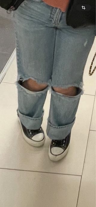 Pantalón vaquero ancho desgarrado