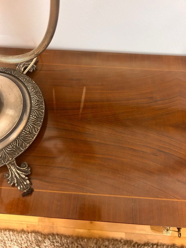 Lámpara de mesa y techo, aparador, espejo.