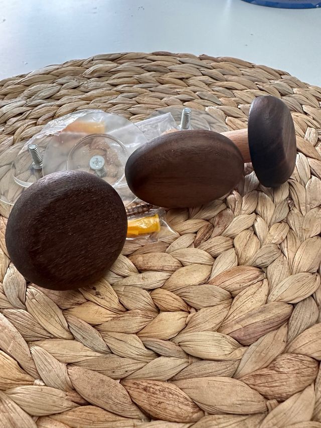 Pack de 3 ganchos de madera nogal (2 redondos + 1