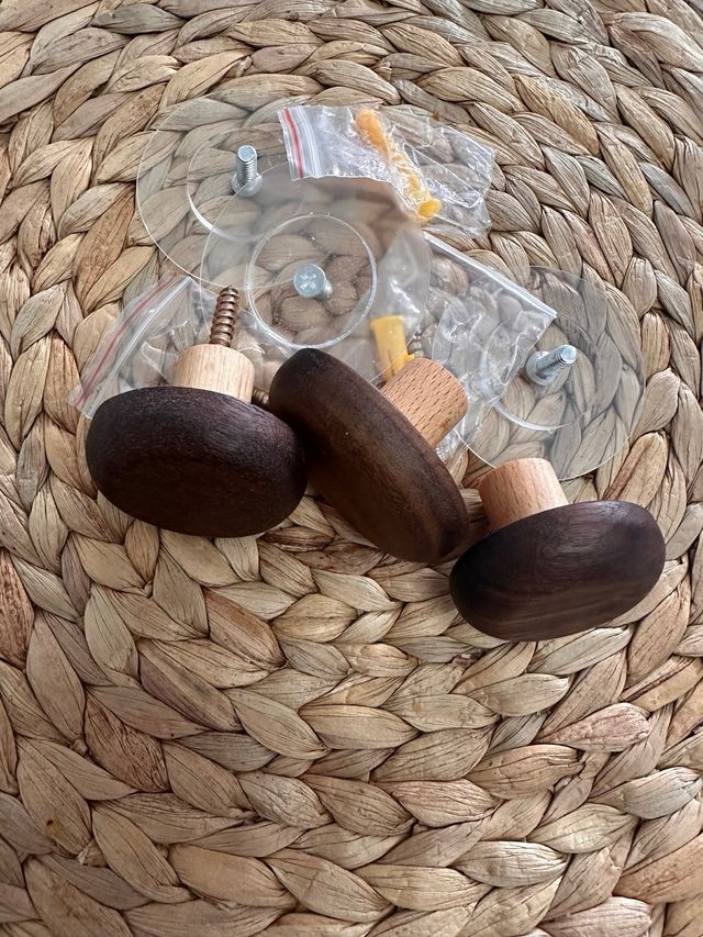 Pack de 3 ganchos de madera nogal (2 redondos + 1