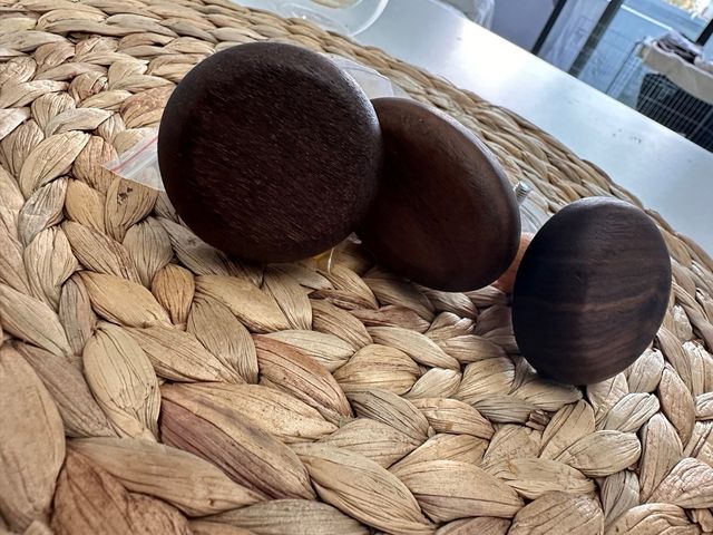 Pack de 3 ganchos de madera nogal (2 redondos + 1