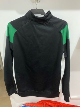 Sudadera negra y verde con cuello alto