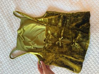 Top de terciopelo verde con lazos