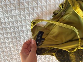 Top de terciopelo verde con lazos