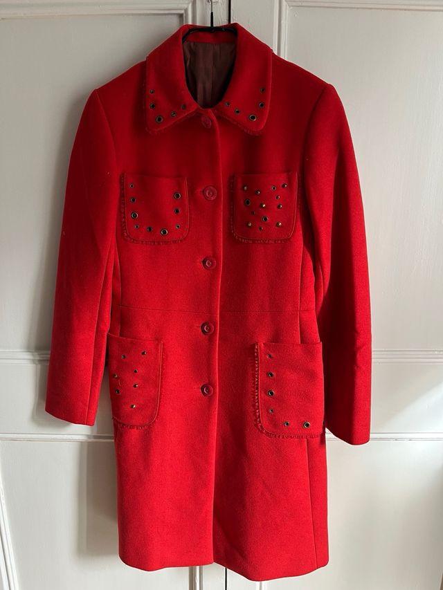 Abrigo rojo con tachuelas