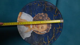 Piatto rotondo decorativo donna con bicchiere