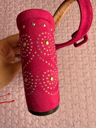 Sandalias de tacón fucsia con pedrería