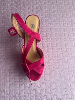 Sandalias de tacón fucsia con pedrería