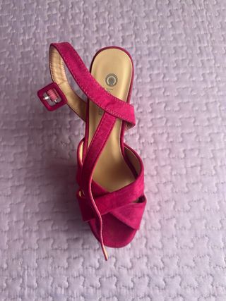 Sandalias de tacón fucsia con pedrería