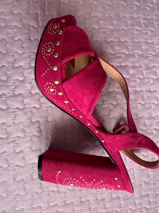 Sandalias de tacón fucsia con pedrería