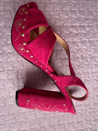Sandalias de tacón fucsia con pedrería