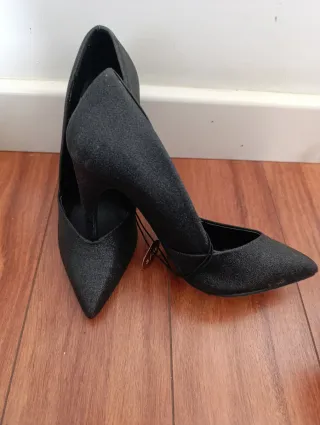 Zapatos Negros con Brillante de tacón.