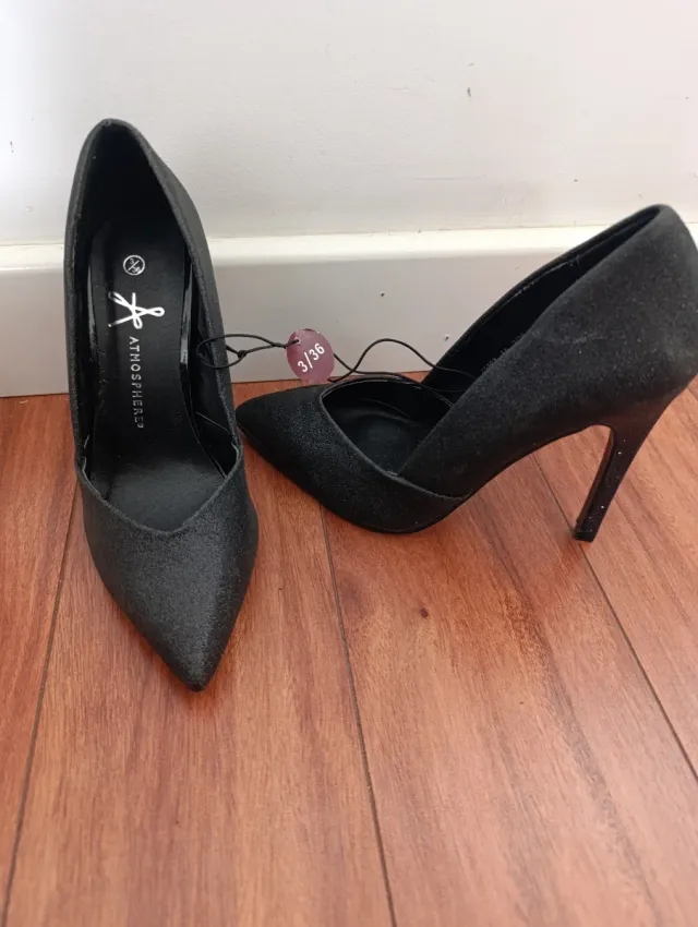 Zapatos Negros con Brillante de tacón.