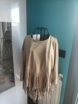 Camiseta Bershka flecos beige
